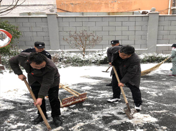 大雪不停，保障不止，第一黨支部組織黨員出動(dòng)保障群眾出行路